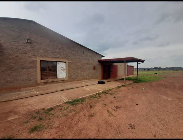 500M² WORKSHOP TO LET IN DE DEUR
